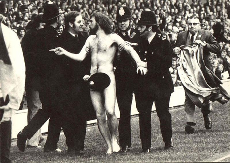 The more commonly seen cropped version of Bradshaw’s photo.